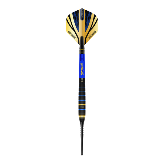 Fléchettes en acier Red Dragon Luke Humphries TX4 Avenger Das Bild zeigt einen Red Dragon Luke Humphries TX4 Avenger Steeldart. Der Dart hat schwarze, blaue und goldene Farbakzente sowie einen auffälligen Flight.