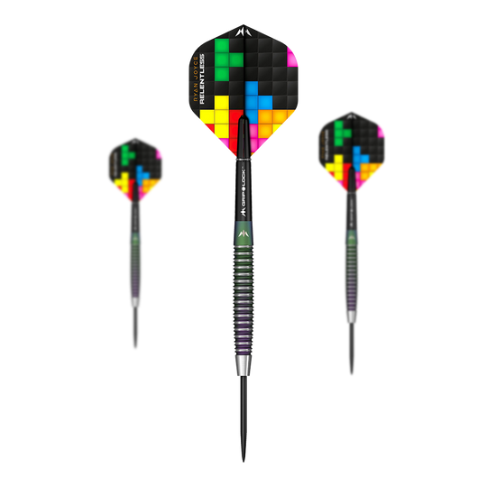 Fléchettes en acier Mission Ryan Joyce Relentless Das Bild zeigt drei Steeldarts des Modells "Mission Ryan Joyce Relentless". Die Flights haben ein buntes, pixelartiges Muster auf schwarzem Hintergrund.
