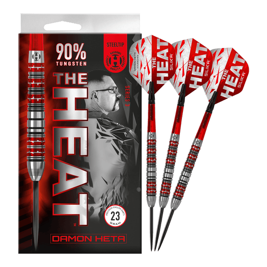 Fléchettes en acier Damon Heta Series 3 de Harrow Die Abbildung zeigt die Steeldarts "Harrows Damon Heta Series 3" mit auffälligem roten und silbernen Design. Auf der Verpackung steht, dass die Darts aus 90% Tungsten bestehen und 23 Gramm wiegen.