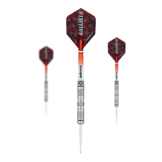 Fléchettes en acier Unicorn Ballista Style 2 Auf dem Bild sind drei Steeldarts des Produkts "Unicorn Ballista Style 2" zu sehen. Die Darts haben rot-schwarze Flights und silberne Spitzen mit einem gerillten Schaft.