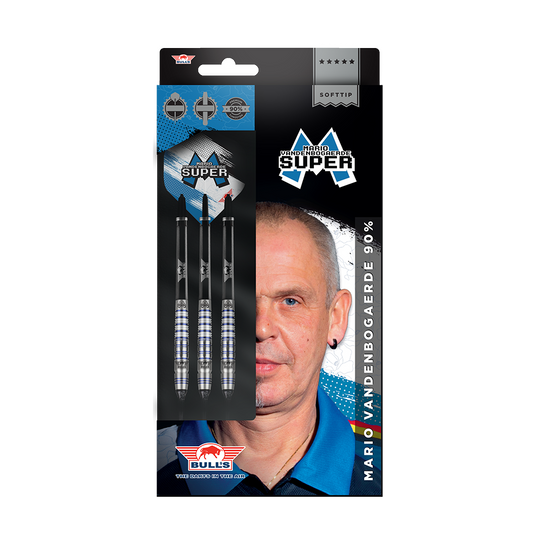 BU27718_BullsNL_Mario_Vandenbogaerde_90_Softdarts_3 Das Bild zeigt die Verpackung der "Bulls NL Mario Vandenbogaerde 90% Softdarts - 20g". Auf der Verpackung sind drei Softdarts sowie das Bild einer Person abgebildet.