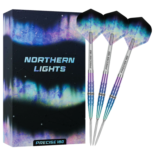 Fléchettes en acier Precise 180 Northern Lights Hier sind die Precise 180 Northern Lights Steeldarts vollständig zu sehen. Die Darts liegen nebeneinander und zeigen ihre detailreiche Gestaltung.