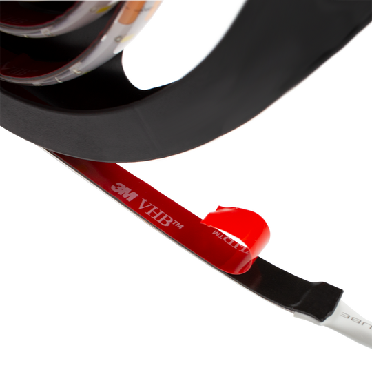 Target-Corona-Ersatzteil-LED-Band-3 Das Bild zeigt ein LED-Band des Produkts "Target CORONA Vision Ersatzteil". Ein rotes 3M VHB Klebeband ist teilweise abgezogen und sichtbar.