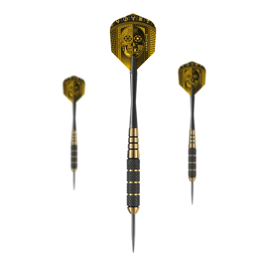 Fléchettes en laiton et acier Harrows Voodoo Das Bild zeigt drei Harrows Voodoo Brass Steeldarts mit auffälligen schwarzen und goldenen Details. Auf den Flights ist ein Totenkopf-Muster abgebildet.