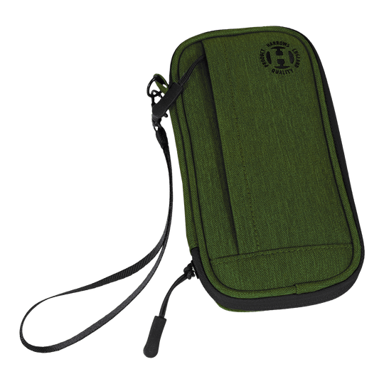 Étui intelligent Harrows pour fléchettes Dies ist ein grünes Dart-Etui mit einem schwarzen Reißverschluss und einer Handschlaufe. Auf der Vorderseite befindet sich ein rundes Logo mit der Aufschrift "Harrows Quality".