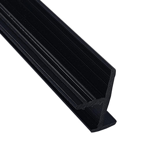 GMD2_L-wen_Dart_Ersatzteil_T-Molding_Ring_2 Das Bild zeigt ein schwarzes T-Molding-Profil, das als Ersatzteil verwendet wird. Es handelt sich um das Original Ersatzteil "Löwen Dart T-Molding Ring".