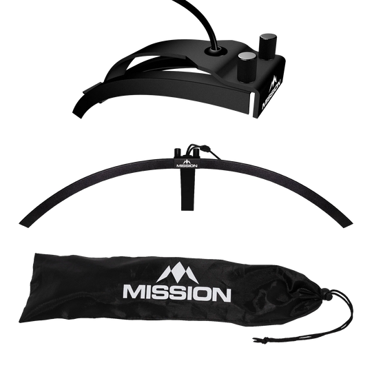 Éclairage LED pliable pour cible de fléchettes Mission Torus 100 Das Bild zeigt die faltbare LED Dartboard Beleuchtung "Mission Torus 100". Abgebildet sind das Beleuchtungselement, ein Bogen und eine schwarze Transporttasche mit dem Mission-Logo.