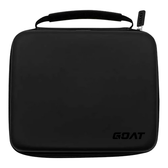 Portefeuille à fléchettes GOAT Locker XXL Das Bild zeigt ein schwarzes, rechteckiges Etui mit einem Henkel oben. In der unteren rechten Ecke befindet sich das Logo „GOAT“.