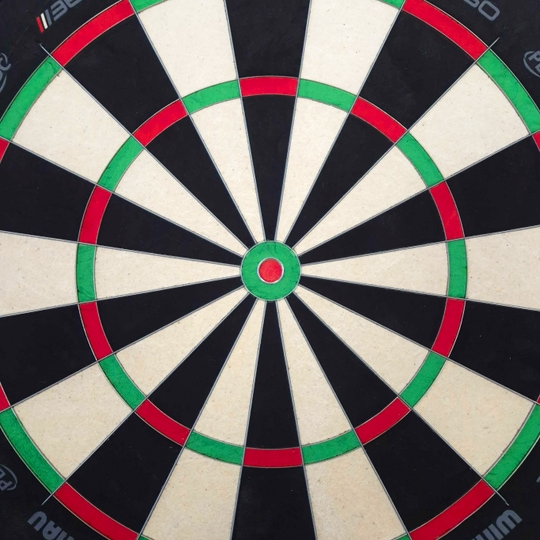 Cible de fléchettes en acier Winmau Blade 6 Triple Core 360 Der Bildinhalt ist unbekannt, aber der Dateiname verweist auf ein Winmau Blade 360 Steeldartboard. Es könnte ein weiteres Produktfoto eines Steeldartboards sein.