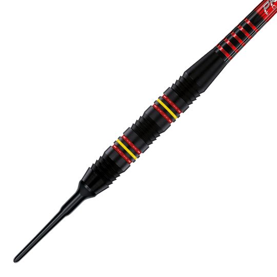 Das Bild zeigt einen Winmau Outrage V2 Black Coated Brass Softdart mit einem Gewicht von 18g. Der Dart ist schwarz beschichtet und hat rote und gelbe Akzentringe auf dem Griffstück.