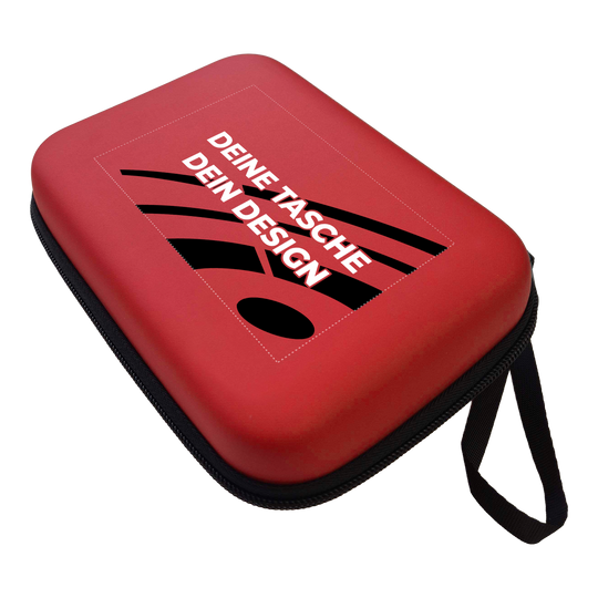 Étui pour fléchettes System-4 personnalisé avec votre design Das Foto zeigt ein Dartcase System 4 in Rot. Das Etui schützt und organisiert Dartpfeile und Zubehör.