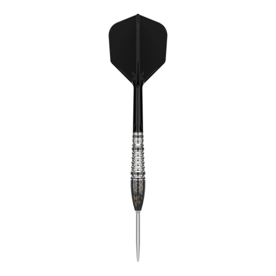 Das Bild zeigt einen Target Japan Junya Koikawa Charm Smash GEN3 Swiss Point Steeldart mit 23g Gewicht. Der Dartpfeil hat ein elegantes Design mit einem schwarzen Schaft und silbernen Ringen am Barrel.