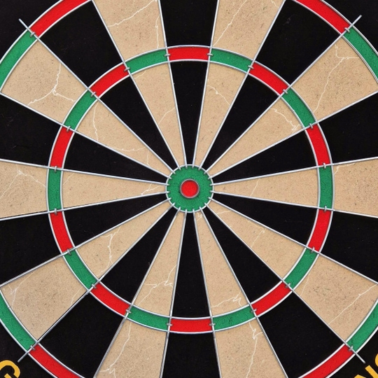 Jeu de fléchettes en acier Target Gabriel Clemens Das Bild zeigt eine klassische Steeldart-Scheibe mit schwarz, rot, grün und beigen Feldern. Es handelt sich um das Produkt "Target Gabriel Clemens Steeldartboard Set".