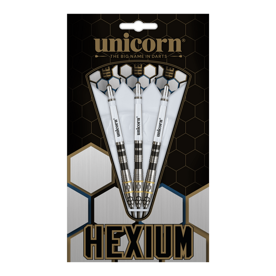 Fléchettes en acier Unicorn Hexium Style 01 Noir et Or Unicorn Hexium Style 01 Black & Gold Steeldarts sind auf diesem Bild abgebildet. Die Abbildung zeigt die schwarzen und goldenen Steeldarts in Nahaufnahme.