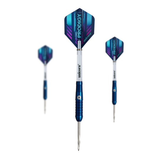 Fléchettes en acier Unicorn Prodigy 02 Torpedo Das Bild zeigt drei "Unicorn Prodigy 02 Torpedo Steeldarts" mit blauen Flights und silber-blauen Schäften. Die Pfeile sind scharf und für das Steeldartspiel geeignet.