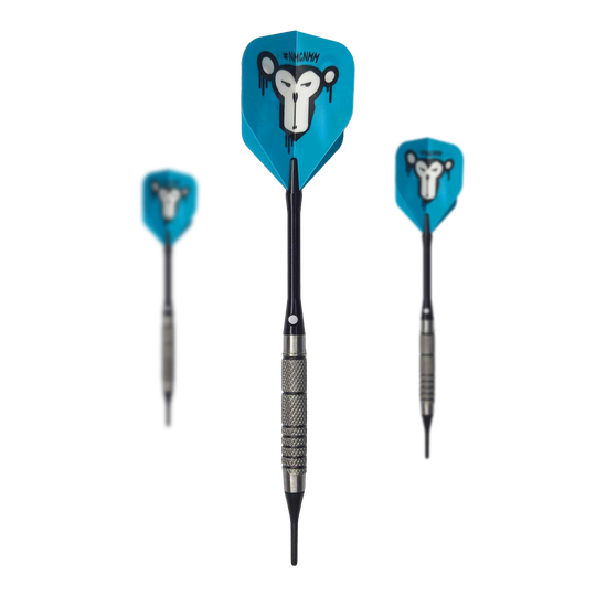Fléchettes souples McDart 85 Tungstène V10 - 17,5 g Das Bild zeigt drei Softdarts des Modells "McDart 85er Tungsten V10" mit einem Gewicht von 17,5g. Die Flights der Darts sind blau und mit einem Affenkopf-Motiv bedruckt.