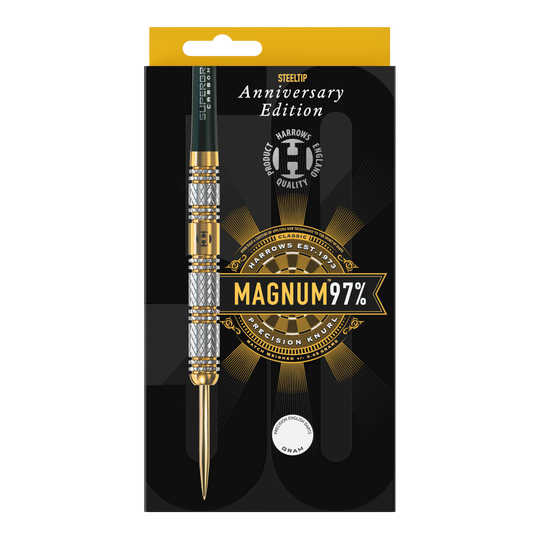 Fléchettes en acier Magnum édition anniversaire Harrows Das Bild zeigt eine Verpackung für einen Steeldart der Marke Harrows, Anniversary Edition. Auf der Verpackung steht "MAGNUM 97%" und das Design ist in Schwarz und Gold gehalten.