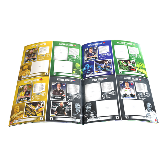 Panini PDC Championnat du monde de fléchettes 2025/26 - Album collector officiel à couverture rigide avec autocollants Das Bild zeigt das Panini PDC World Darts Championship 2025/26 - Official Sticker Hardcover Sammelalbum. Es ist ideal zum Sammeln und Aufbewahren von Dart-Stickern.