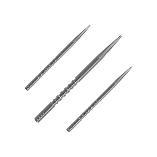 Pointe de fléchette Condor Beak Point avec pointes coupées Das Bild zeigt drei silberfarbene Dartspitzen, die nebeneinander liegen. Sie sind lang, schmal und haben feine Rillen entlang der Oberfläche.