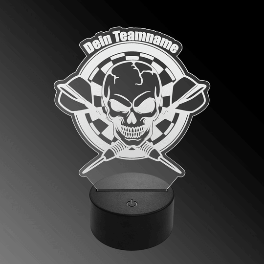 Lampe à fléchettes LED en plexiglas avec texte personnalisé Das Bild zeigt eine LED-Lampe mit einem Plexiglas-Aufsatz in Form eines Totenkopfs vor einer Dartscheibe mit zwei gekreuzten Dartpfeilen. Oben steht der Schriftzug "Dein Teamname".