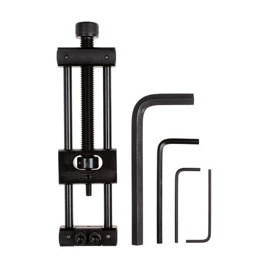 Designa Dart Repointer Black Pro Edition - Changeur de pointe Zu sehen ist der Designa Dart Repointer Black Pro Edition - Spitzenwechsler. Das Gerät ermöglicht das Austauschen von Spitzen an Darts.