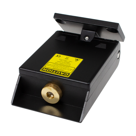 8510-Winmau-Laser-Oche-3 Das Bild zeigt das Produkt "Winmau Laser Oche". Es handelt sich um ein schwarzes Gerät mit einem gelben Warnaufkleber und einem messingfarbenen Drehknopf.