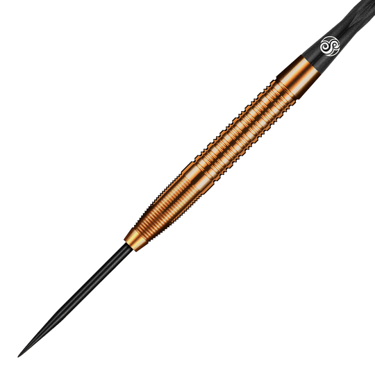 Fléchettes en acier Shot Pro Series Jake Womack - 23 g Das Bild zeigt einen Shot Pro Series Jake Womack Steeldart mit einem Gewicht von 23g. Der Dartpfeil hat ein auffälliges, bronzefarbenes Design mit feinen Rillen am Griff.