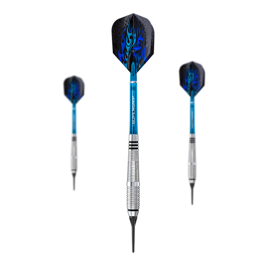 Harrows Blaze Style A Fléchettes Souples - 18g Das Bild zeigt drei Softdarts des Produkts "Harrows Blaze Style A Softdarts - 18g". Die Darts haben blaue Schäfte, schwarze Flights mit blauen Flammen und silberne, gerillte Barrels.