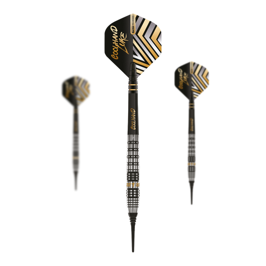 Fléchettes souples Red Dragon Luke Humphries Prestige - 20 g Das Bild zeigt drei Softdarts des Modells „Red Dragon Luke Humphries Prestige“ mit 20g Gewicht. Die Darts haben ein schwarzes und silbernes Design mit goldfarbenen Akzenten und der Aufschrift „Coolhand Luke“.