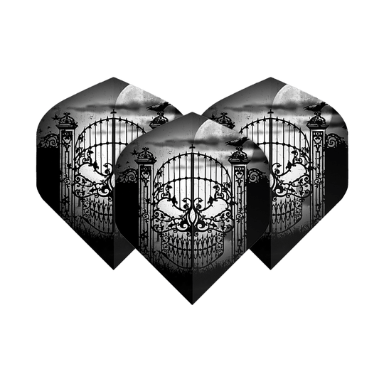Das Bild zeigt drei schwarze Dart-Flights mit einem detailreichen, gotischen Tor-Design in Form eines Totenschädels. Im Hintergrund sind ein Vollmond und fliegende Raben zu sehen.