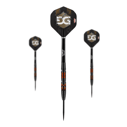 Fléchettes en acier 90% de Martijn Kleermaker des Bulls NL Auf dem Bild sind drei moderne Steeldarts mit schwarzem Schaft und auffälligen orangenen Akzenten zu sehen. Die Flights der Darts sind schwarz mit weiß-goldenem Muster und dem Schriftzug "5G".
