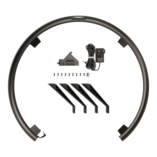 Das Bild zeigt das Produkt "Target OMNI Auto-Scoring-System" mit allen enthaltenen Komponenten. Zu sehen sind ein großer Ring, Halterungen, Schrauben, ein Netzteil und weiteres Zubehör.