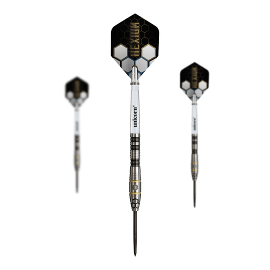 Fléchettes en acier Unicorn Hexium Style 01 Noir et Or Das Bild präsentiert das Set der Unicorn Hexium Style 01 Black & Gold Steeldarts. Die Steeldarts sind in einer ansprechenden Schwarz-Gold-Optik dargestellt.