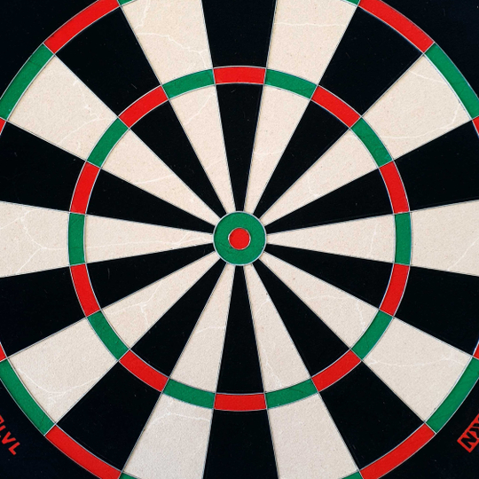 Cible de fléchettes en acier GOAT Everscore Das Bild zeigt ein GOAT Everscore Steeldartboard mit klaren Farben und deutlichen Markierungen. Die Segmente sind in Schwarz, Weiß, Rot und Grün gehalten.