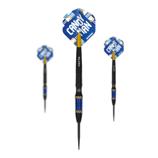 Fléchettes en acier Winmau Rashad Sweeting - 24 g Das Bild zeigt drei Steeldarts des Modells "Winmau Rashad Sweeting - 24g". Die Flights sind blau mit der Aufschrift "CANDY MAN" und die Darts haben gold-blaue Akzente.