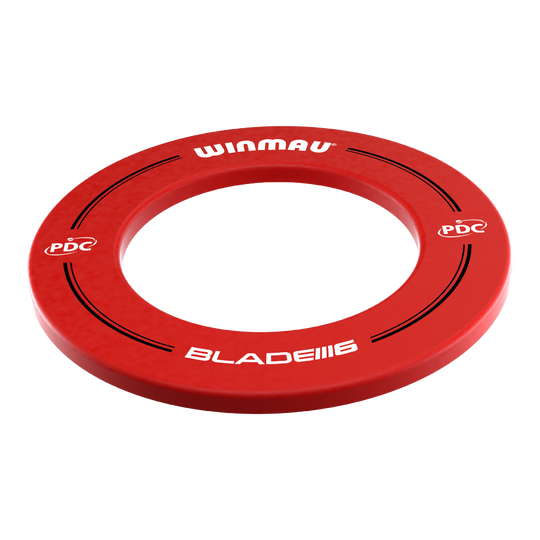 Cadre de fléchettes Winmau PDC - Rouge Das Bild zeigt einen roten Dartboard-Surround der Marke Winmau. Auf dem Surround stehen die Aufschriften „WINMAU“, „PDC“ und „BLADE 6“.