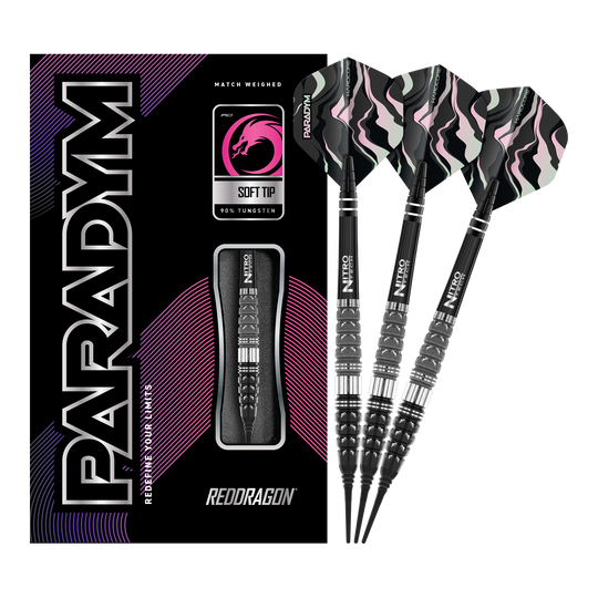 Fléchettes souples Red Dragon Paradym Torpedo - 20 g Auf dem Bild sind die Red Dragon Paradym Torpedo Softdarts mit 20 Gramm Gewicht zu sehen. Die Verpackung und drei Darts mit schwarz-silbernen Spitzen und auffälligen Flights sind abgebildet.