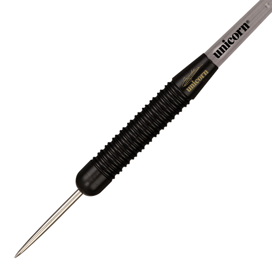 27661_Unicorn_Black_Brass_Gary_Anderson_V1_Steeldarts_2 Das Bild zeigt den Unicorn Black Brass Gary Anderson V1 Steeldart. Der Dart hat eine schwarze, geriffelte Oberfläche und eine silberne Spitze.