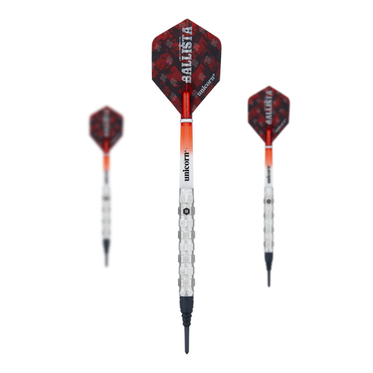 Fléchettes souples Unicorn Ballista Style 1 Das Bild zeigt drei Softdarts des Modells "Unicorn Ballista Style 1". Die Darts haben rote Flights mit dem Aufdruck "BALLISTA" und silberne, strukturierte Schäfte.