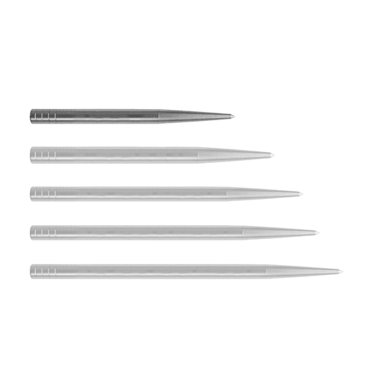 Pointes de fléchettes Condor Beak Point sans découpe Auf dem Bild sind fünf silberne, spitze Dartspitzen nebeneinander zu sehen. Sie liegen aufgereiht auf grünem Hintergrund.