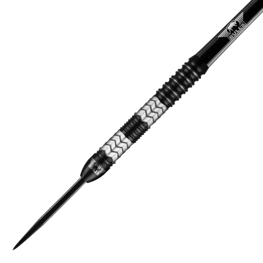 Fléchettes en acier Bulls NL Luna Triton Das Bild zeigt einen Bulls NL Luna Triton Steeldart. Der Dart hat ein silbernes und schwarzes Design mit einem gezackten Muster am Griff.