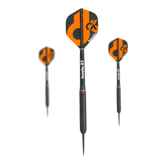 Karella Daniel Klose fléchettes en acier Das Bild zeigt drei Steeldarts der Marke "Karella Daniel Klose". Die Flights sind schwarz und orange mit dem Kürzel "DK" und dem Karella-Logo bedruckt.