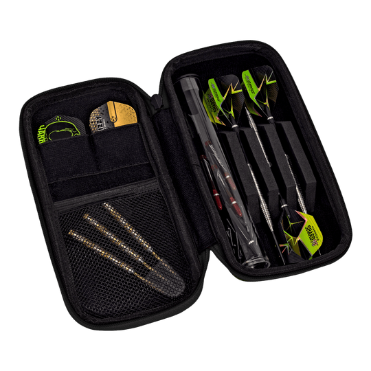 Étui intelligent Harrows pour fléchettes Das Bild zeigt ein geöffnetes Dart-Etui mit mehreren Darts und Zubehör. Die Darts sind ordentlich in Fächern und Taschen im Etui verstaut.