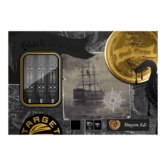 Fléchettes en acier Target Japan Black Marque Dragon GEN2 Swiss Point Das Bild zeigt die Verpackung der "Target Japan Black Marque Dragon GEN2 Swiss Point Steeldarts". Auf der Verpackung sind ein Schiff, ein goldener Münze und drei Darts sichtbar.