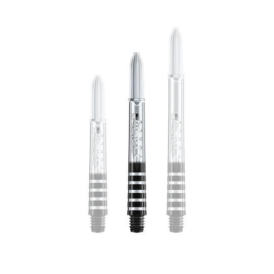 7020-406_Winmau_Prism_Force_Shafts_Clear_41mm_1EgEq2hcmzGYBo Das Bild zeigt drei durchsichtige Dartschäfte mit schwarzen Akzenten. Sie stehen nebeneinander in unterschiedlichen Längen.