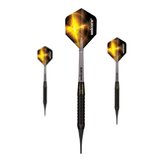 Fléchettes souples en laiton noir Unicorn Gary Anderson - 18 g Das Bild zeigt drei Unicorn Gary Anderson Black Brass Softdarts mit einem Gewicht von 18g. Die Darts haben schwarze Flights mit gelbem Muster und einen schwarzen, gerillten Schaft.