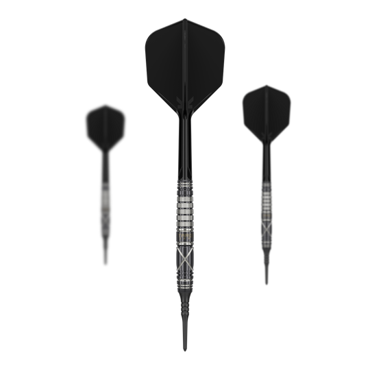 Fléchettes souples Target Japan Black Marque Chaos 2 - 19 g Das Bild zeigt drei schwarze Softdarts mit silbernen Ringen und markantem Design. Die Darts sind das Modell "Target Japan Black Marque Chaos 2" mit einem Gewicht von 19 Gramm.