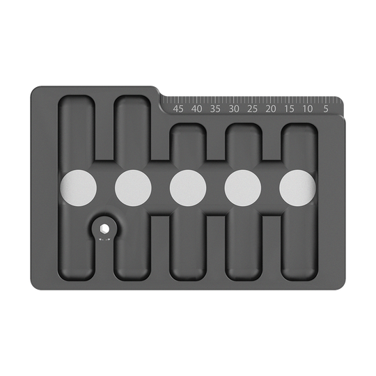 119648_Target_Swiss_Point_Safe_2 Das Bild zeigt das Produkt „Target Swiss Point Safe“, eine Aufbewahrungsbox für Dartspitzen. Es ist eine schwarze Kunststoffbox mit fünf Fächern und einer Messskala am Rand.