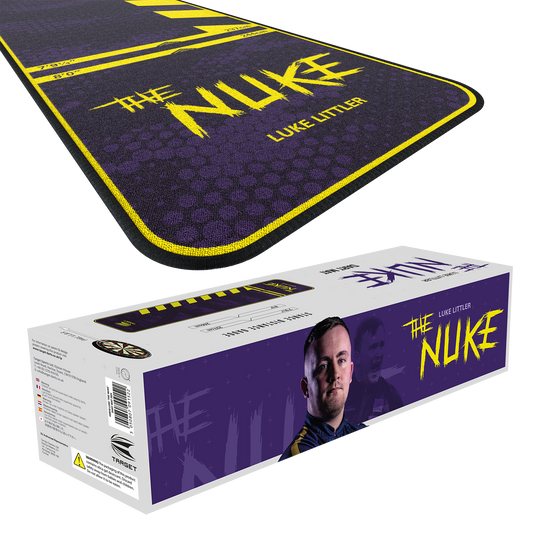 Target Luke Littler Le tapis de fléchettes Nuke Das Bild zeigt den "Target Luke Littler The Nuke Dartteppich" in lila Farbe mit gelben Akzenten. Auf der Verpackung ist ein Bild von Luke Littler sowie der Produktname zu sehen.