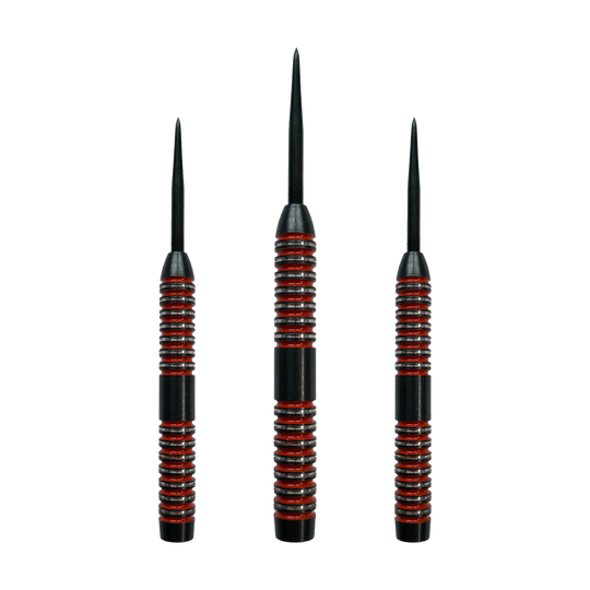 Canons en acier McDart Crimson Das Bild zeigt drei McDart Crimson Steeldart Barrels mit schwarzen und roten Rillen. Sie stehen nebeneinander aufrecht mit den Spitzen nach oben.